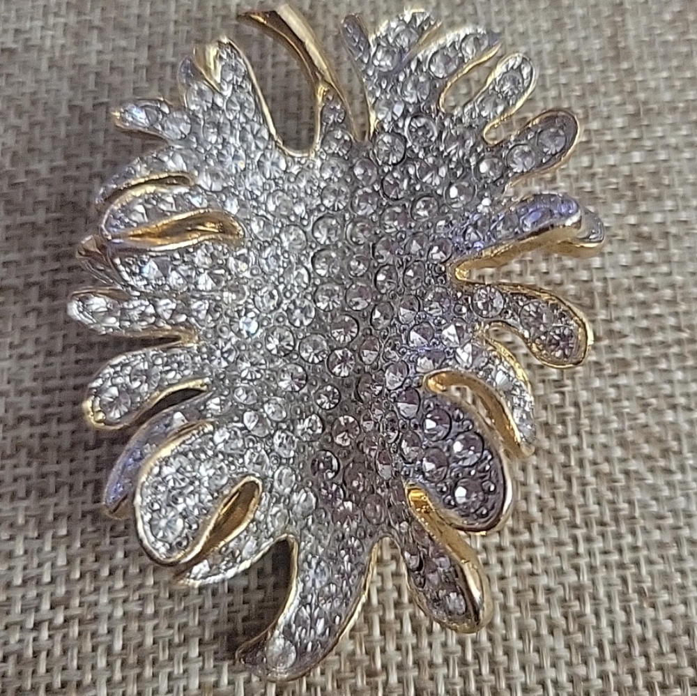 VTG Les Bernard Large Goldtone Pave Crystal Rhinestone Leaf  Brooch Signed